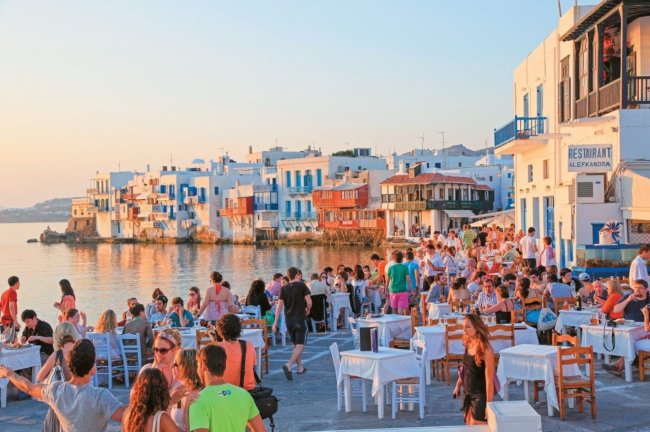 Τι προβλέπει το νέο χωροταξικό για τον τουρισμό – Τι αλλάζει σε κλίνες και παραλίες