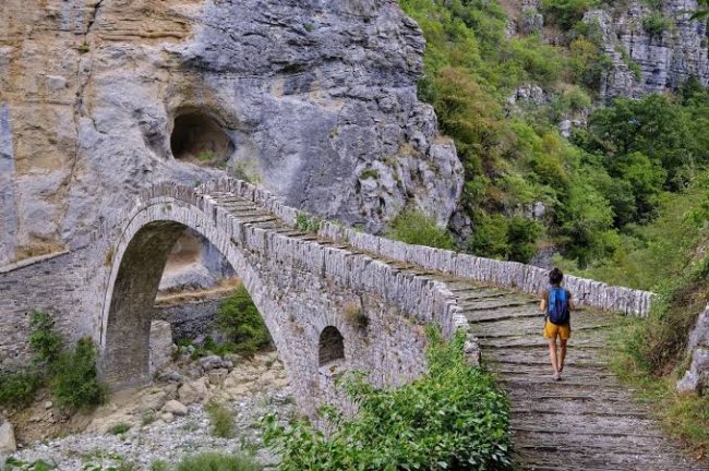 Αειφόρος δόμηση: Σε δημόσια διαβούλευση νέα Τεχνική Οδηγία ΤΕΕ για τα λιθόστρωτα μονοπάτια στην ορεινή και νησιωτική Ελλάδα