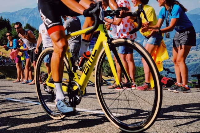 Tour de France: Οι πυρκαγιές αλλάζουν τη διαδρομή του αγώνα – Πώς η κλιματική αλλαγή επηρεάζει τον αθλητισμό