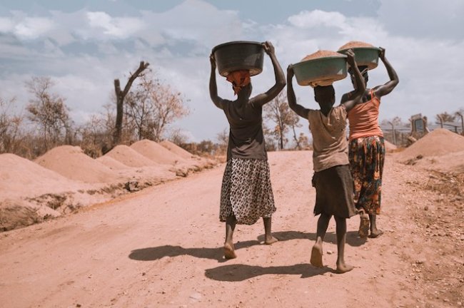 UN Women: Η κλιματική αλλαγή βαθαίνει τις έμφυλες ανισότητες – Έως 158 εκατ. περισσότερες γυναίκες και κορίτσια στη φτώχεια