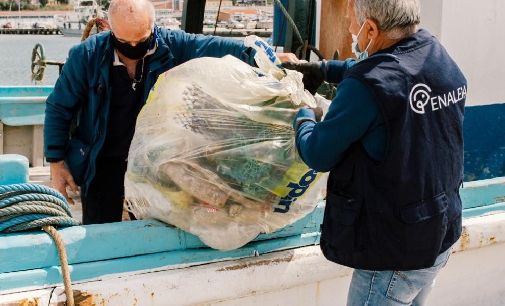 Η ελληνική startup που έπεισε τους ψαράδες να «ψαρεύουν» σκουπίδια