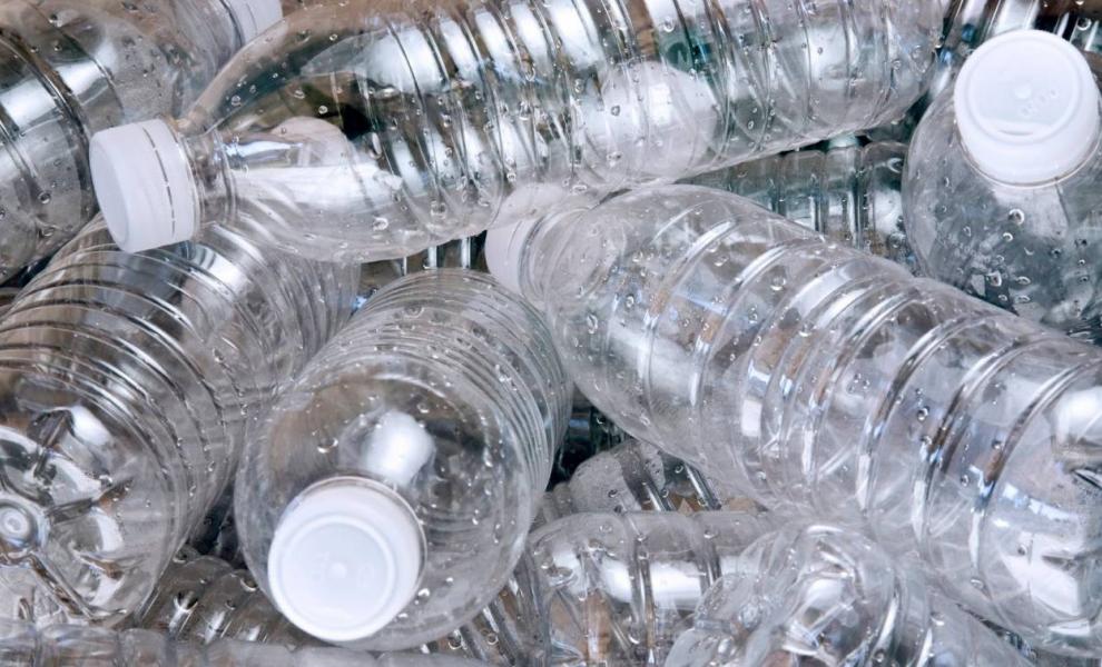 Περιβαλλοντικό τέλος 8 λεπτών στα πλαστικά μπουκάλια