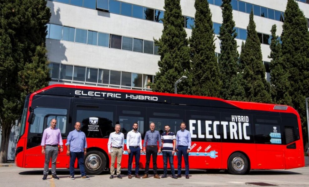 Ο Όμιλος Σαρακάκη παρέδωσε το πρώτο υβριδικό λεωφορείο για αστικές διαδρομές