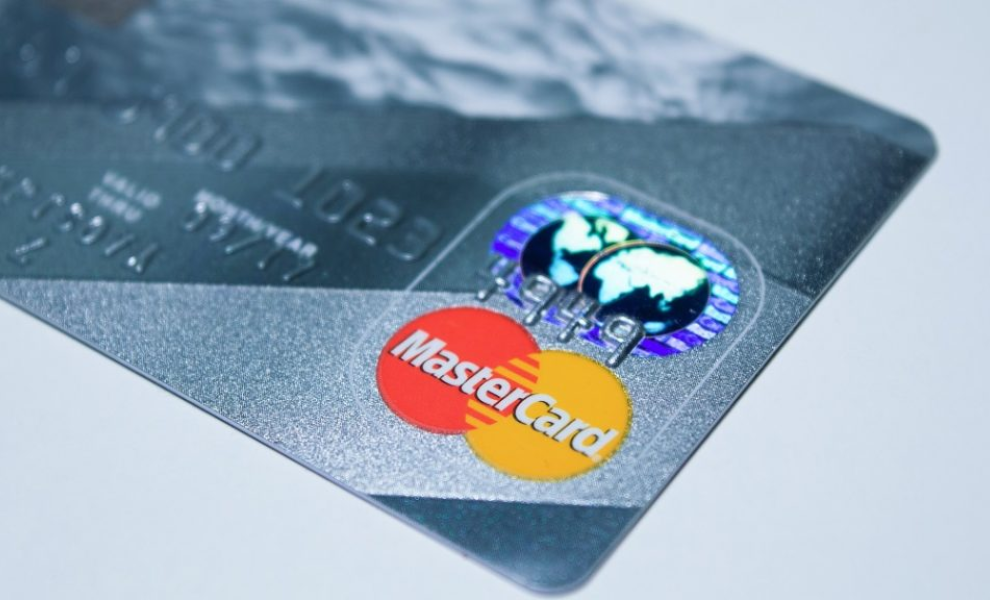 Mastercard: Χρηματοδοτεί έρευνα για τη φυλετική προκατάληψη σε πιστώσεις με Al