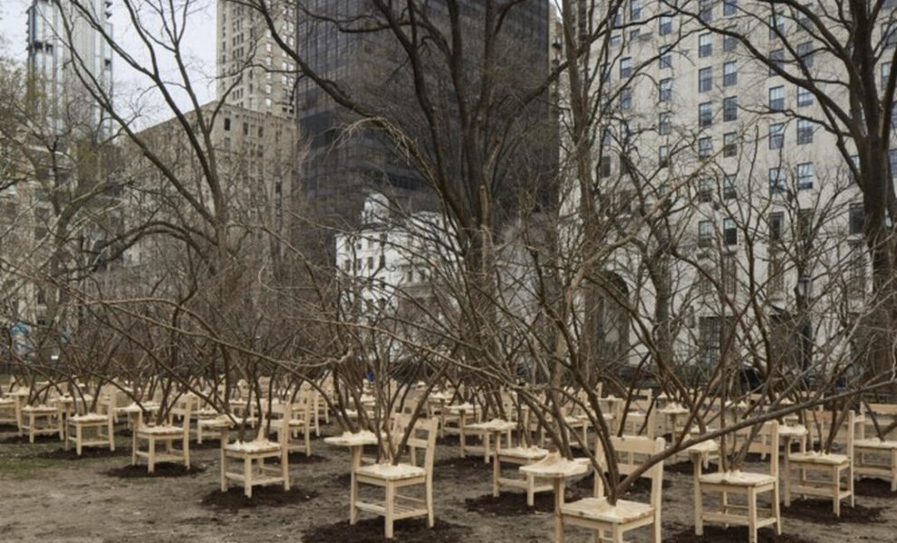 100 ξύλινα θρανία σε πάρκο της Νέας Υόρκης για τις ανισότητες στην εκπαίδευση