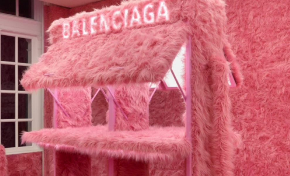 Σε ροζ faux γούνα τύλιξαν την μπουτίκ του Balenciaga στο Λονδίνο 