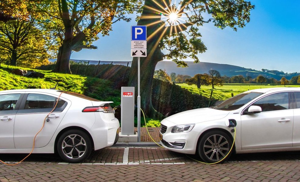 Οι καταναλωτές ενδιαφέρονται περισσότερο για τις επιδόσεις των ηλεκτρικών αυτοκινήτων, παρά για τα περιβαλλοντικά οφέλη τους