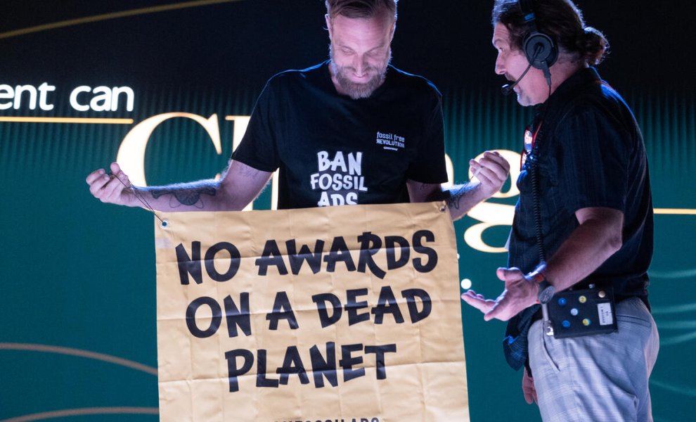 Greenpeace: Ακτιβιστής επεμβαίνει σε τελετή απαιτώντας απαγόρευση των διαφημίσεων ορυκτών καυσίμων