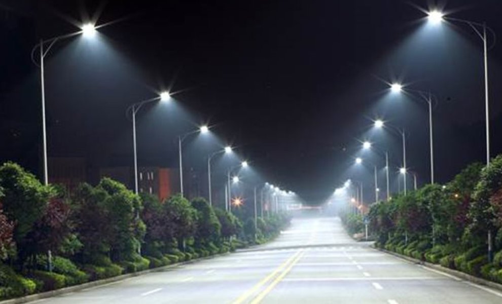 Οι δήμοι σβήνουν τα φώτα