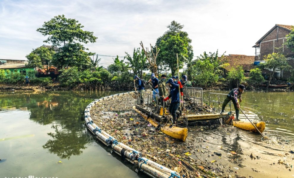 Trashboom: Ένα πλωτό φράγμα που εμποδίζει τόνους πλαστικού να καταλήξει στους ωκεανούς