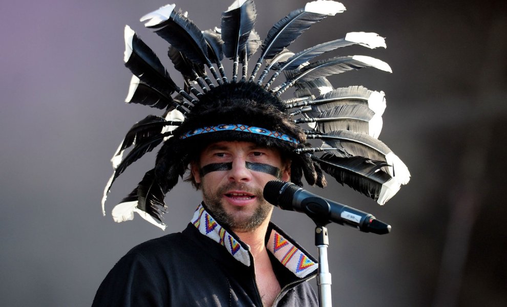 Οι Jamiroquai γιορτάζουν τα 30 χρόνια του πρώτου άλμπουμ τους «Emergency On Planet Earth»