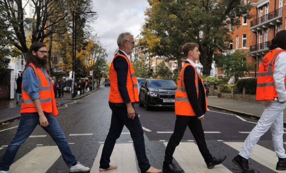 Οι ακτιβιστές της Just Stop Oil μπλόκαραν τη θρυλική Abbey Road και πόζαραν ως Beatles 