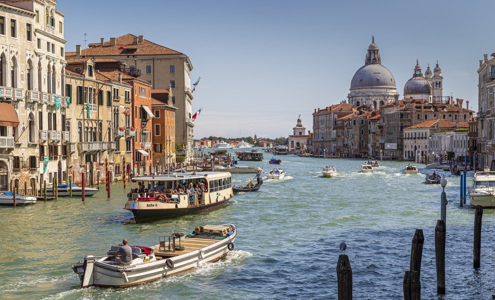 Τα κανάλια της Βενετίας στερεύουν εν μέσω φόβων ότι η Ιταλία αντιμετωπίζει νέα ξηρασία