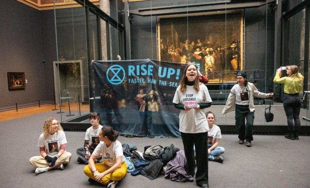 Διαμαρτυρία της «Extinction Rebellion» δίπλα στη «Νυχτερινή περίπολο» του Ρέμπραντ