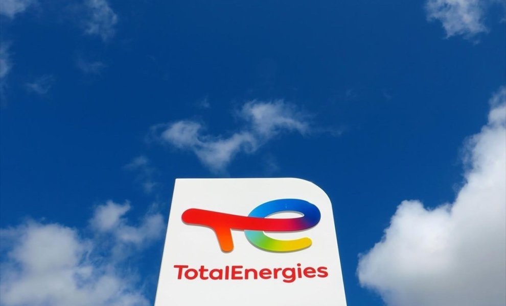 Aκτιβιστές και επενδυτές πιέζουν την TotalEnergies για τη μείωση των εκπομπών