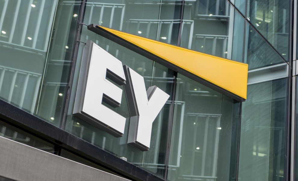 EY: Μόνο το 5% των εταιρειών του FTSE 100 έχουν "αξιόπιστα" σχέδια για τη μετάβαση στο κλίμα