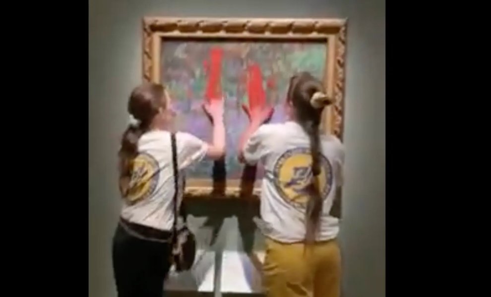  Δύο ακτιβίστριες έριξαν κόκκινη μπογιά και κόλλησαν τα χέρια τους σε πίνακα του Κλοντ Μονέ
