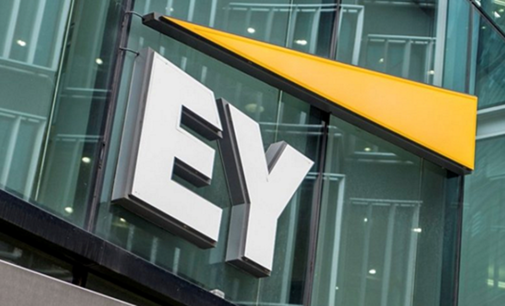 EY: Η κλονισμένη εμπιστοσύνη των καταναλωτών μπορεί να επιβραδύνει την ενεργειακή μετάβαση παγκοσμίως