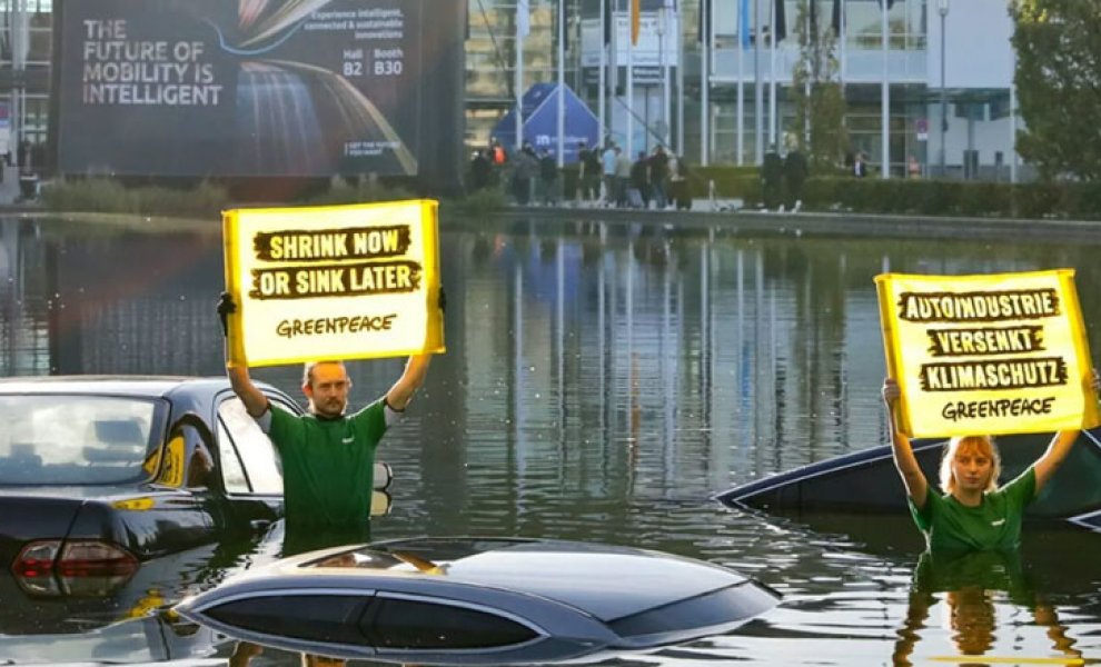 Πλημμυρισμένα αυτοκίνητα στην έκθεση του Μονάχου για την κλιματική αλλαγή