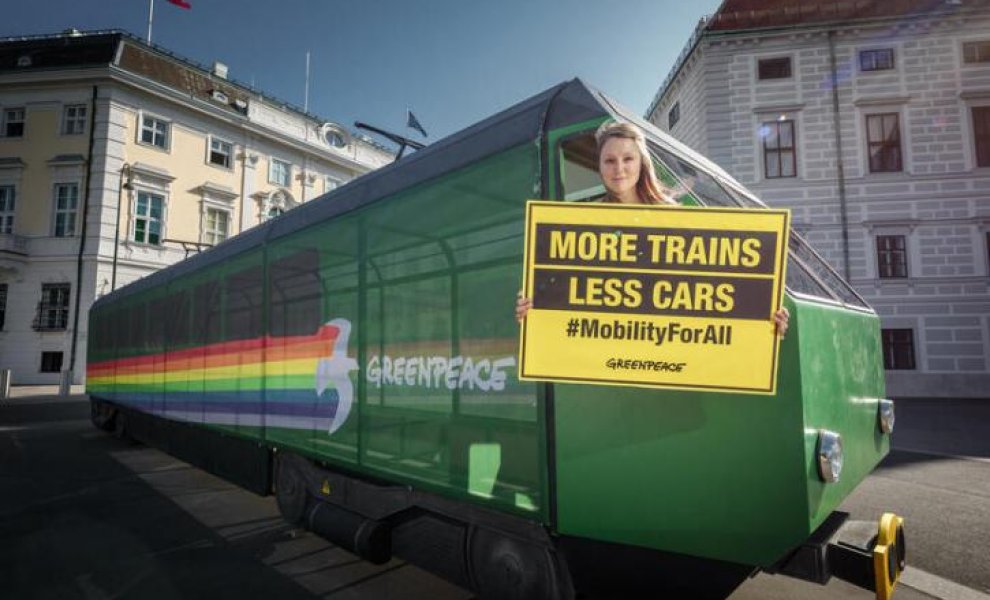 Greenpeace: Η Ελλάδα επένδυσε πάνω από 3 φορές περισσότερο σε δρόμους από ό,τι σε σιδηροδρόμους, από το 1995