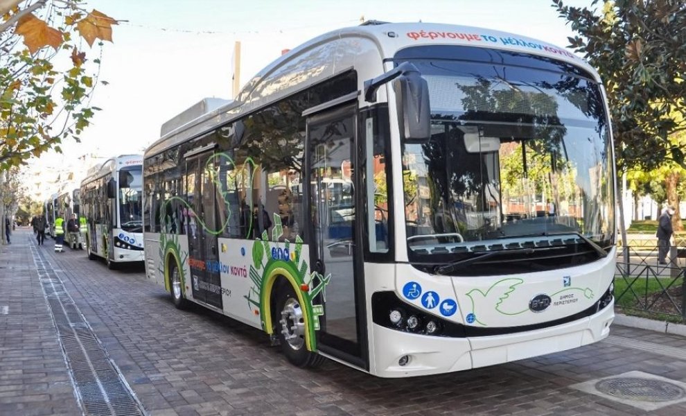 Π. Πετρόπουλος: Παρέδωσε τα 5 πρώτα ηλεκτρικά λεωφορεία της BYD στον Δήμο Περιστερίου