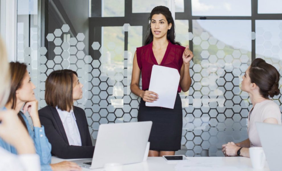 Deloitte: Ποιοι παράγοντες «φρενάρουν» τη σταδιοδρομία των γυναικών