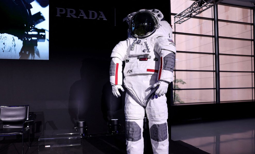 Με στολή made by Prada θα περπατήσει στη Σελήνη η πρώτη γυναίκα αστροναύτης