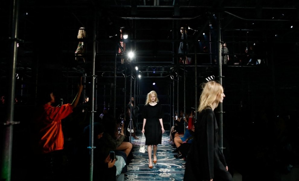 Tι είναι θηλυκότητα σήμερα; Το ερώτημα της Prada στην Εβδομάδα Μόδας του Μιλάνου