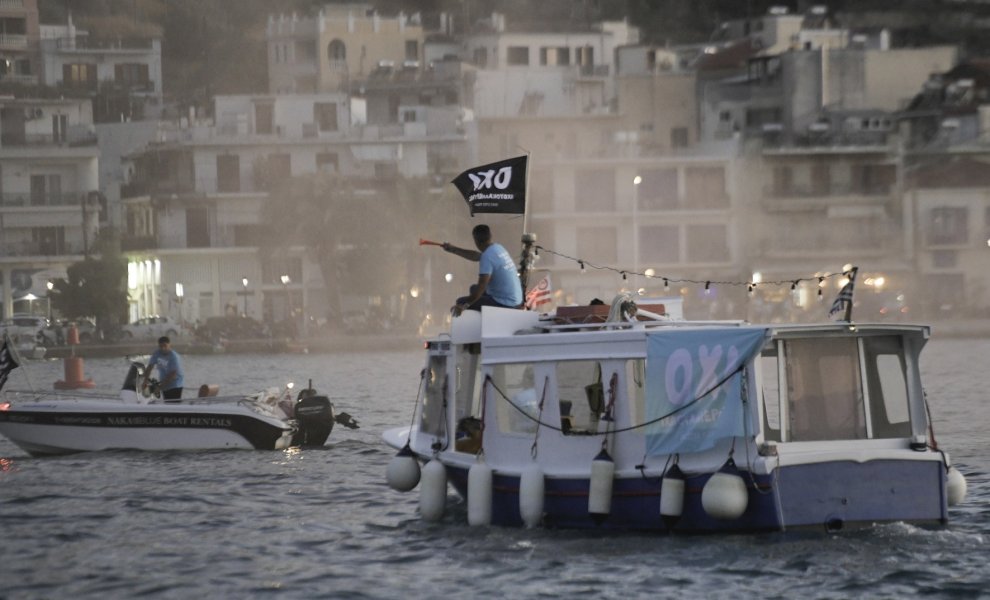 Χιλιάδες πολίτες στον Πόρο κατά της ανεξέλεγκτης επέκτασης στις ιχθυοκαλλιέργειες