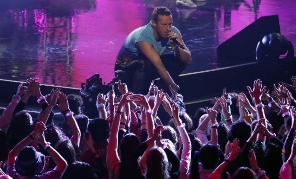 Οι Coldplay επανεκδίδουν άλμπουμ τους σε δίσκους βινυλίου από ανακυκλωμένα πλαστικά μπουκάλια