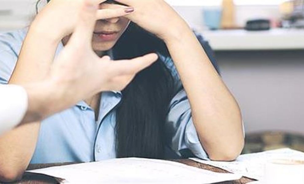 Ένας στους δέκα εργαζόμενους έχουν πέσει θύμα σεξουαλικής παρενόχλησης και εργασιακού εκφοβισμού