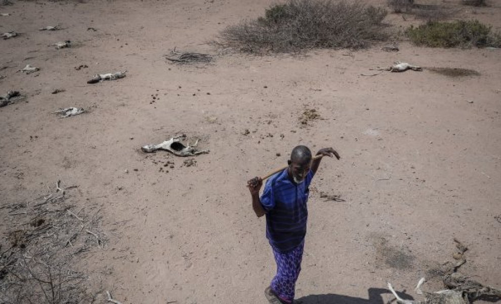 Σχεδόν 900 εκατ. άνθρωποι εκτεθειμένοι σε φτώχεια και κλιματικές απειλές