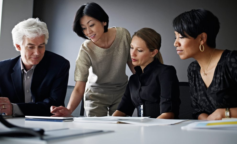 Συγκρατημένη αύξηση της γυναικεία εκπροσώπησης στα ΔΣ - Τι συμβαίνει με τις ανώτατες θέσεις και τις αμοιβές