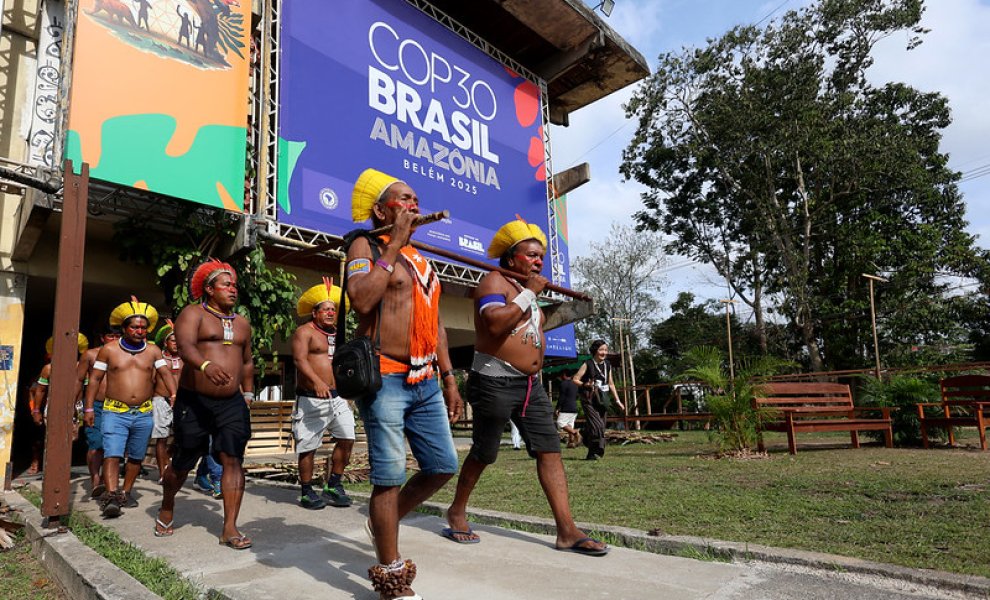 COP30: Οι ιθαγενείς υπερασπίζονται την εισβολή τους στη Σύνοδο – Ανάβουν τα πνεύματα με φόντο τη «μάχη της Αμαζονίας»