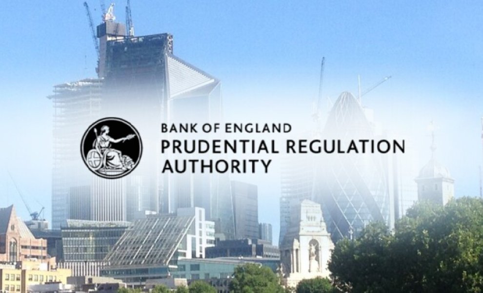 Βρετανία: Η PRA αυστηροποιεί το πλαίσιο για τους κλιματικούς κινδύνους σε τράπεζες και ασφαλιστικές