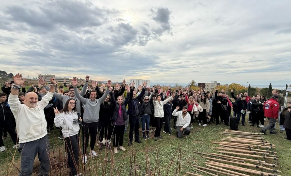 Θεσσαλονίκη: Δενδροφύτευση με μαθητές και φορείς να δίνουν ζωή σε νέο πράσινο χώρο