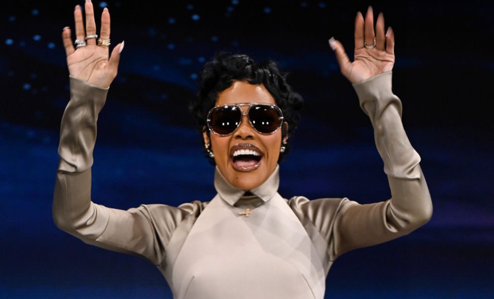 Η εμφάνιση της Τεγιάνα Τέιλορ με φόρεμα από ανακυκλωμένα εξαρτήματα πιάνου