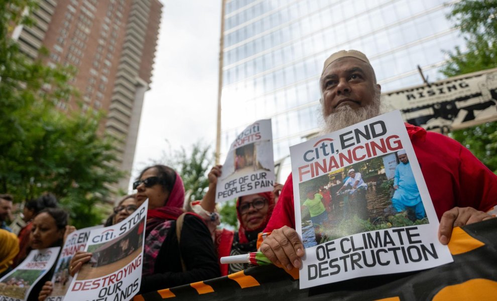 Wall Street και ορυκτά καύσιμα: Νέες τακτικές από τους ακτιβιστές για την κλιματική πίεση