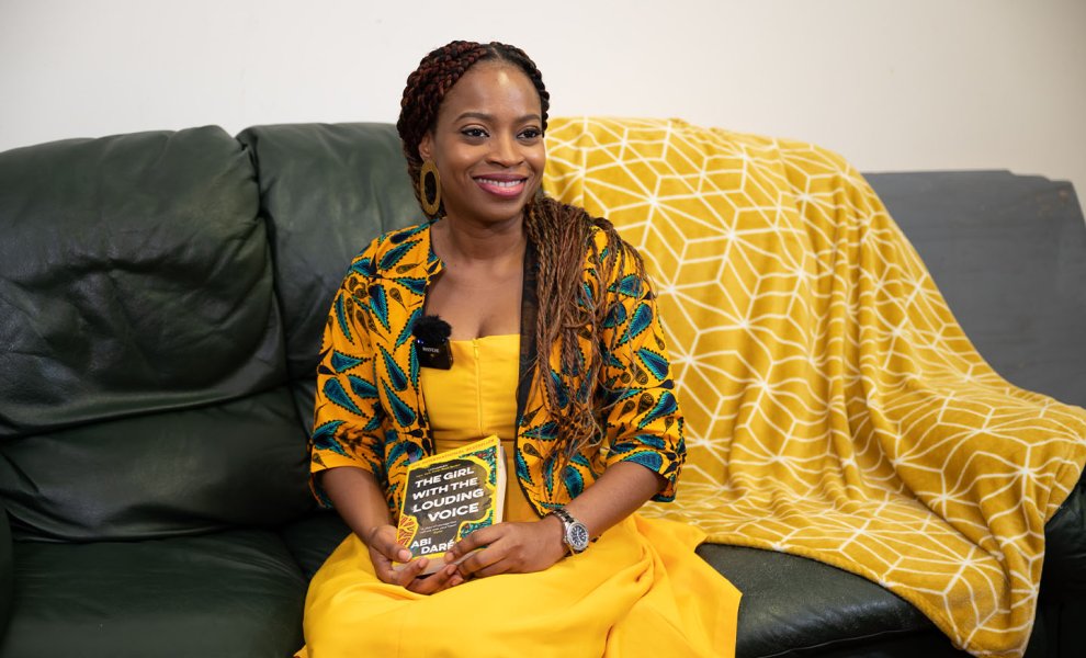 Abi Daré: Πώς η κλιματική κρίση μπήκε στη λογοτεχνία της μέσα από την ιστορία μιας έφηβης στη Νιγηρία