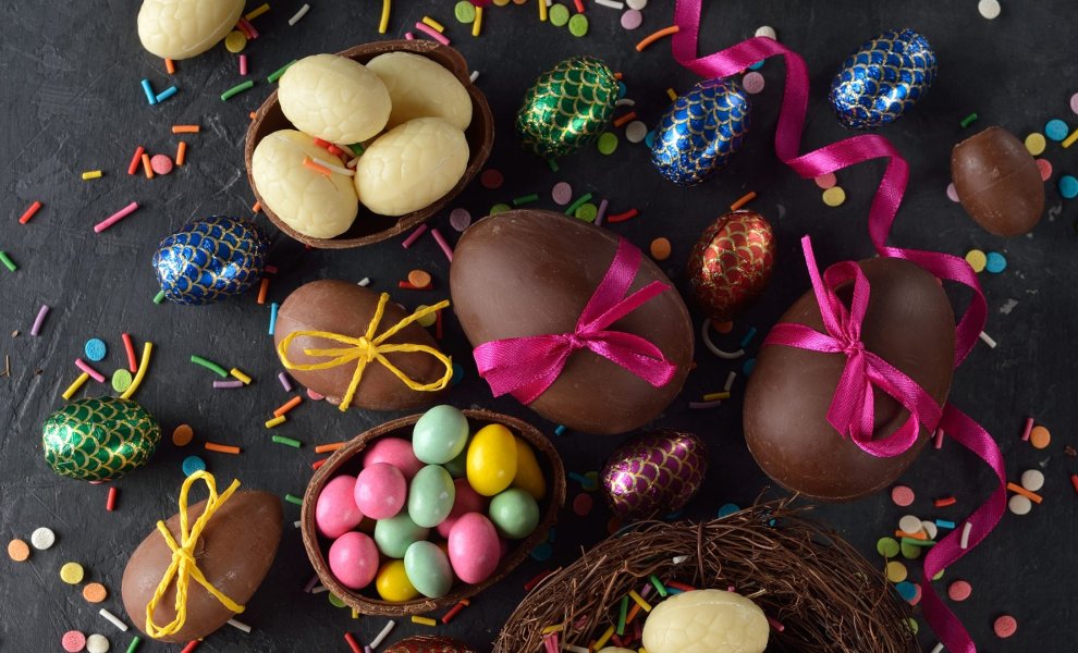 Πασχαλινά Αυγά: Πώς η κλιματική αλλαγή και οι περικοπές δαπανών εκτόξευσαν τις τιμές της σοκολάτας