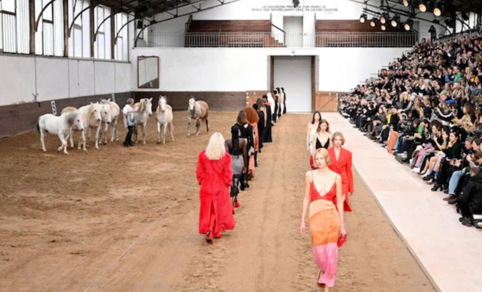 Vegan μόδα και άλογα στο show της Στέλα ΜακΚάρτνεϊ στο Παρίσι