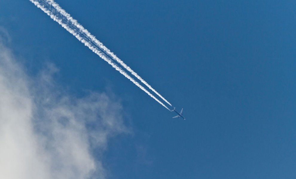 H Google χρησιμοποιεί AI για τη μείωση των contrails από αεροπλάνα και των επιπτώσεων στο κλίμα