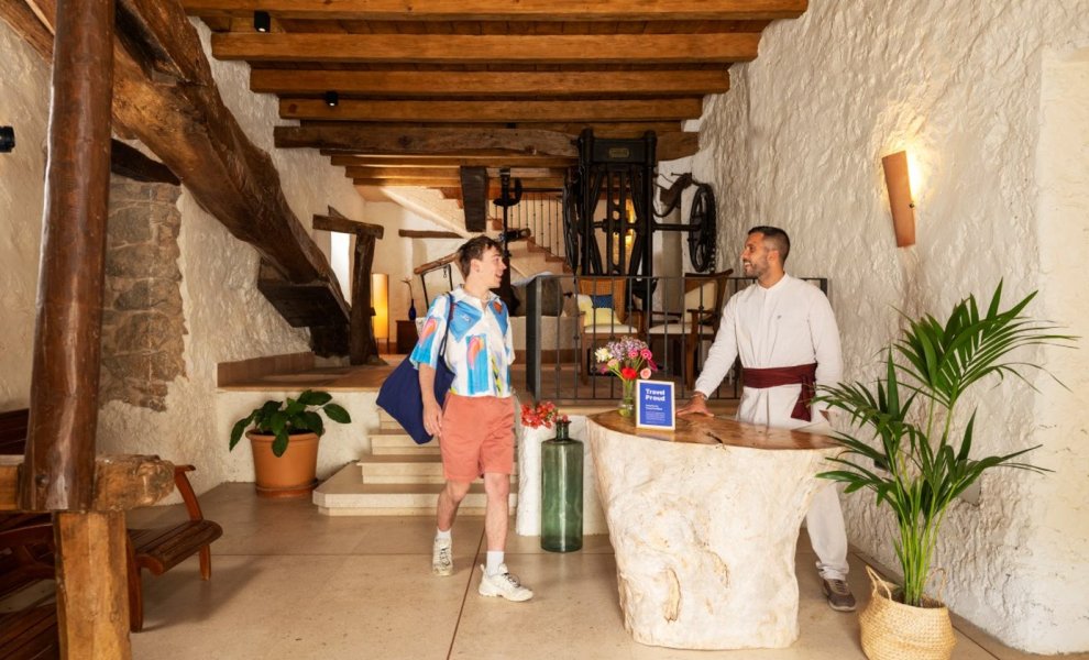 Booking.com: Μόλις 3 στους 10 ταξιδιώτες της ΛΟΑΤΚΙ+ κοινότητας δηλώνουν ανοιχτά την ταυτότητά τους όταν ταξιδεύουν