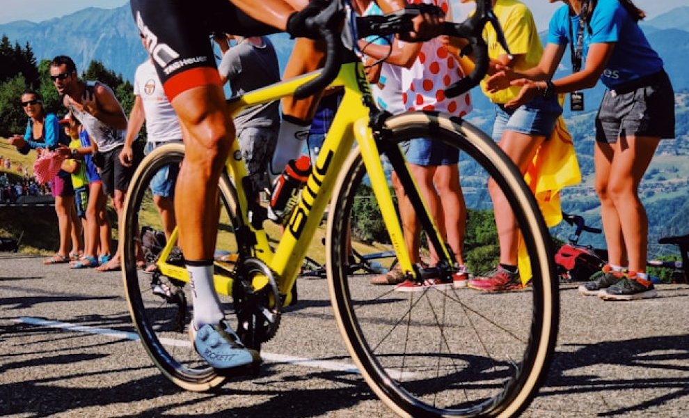 Tour de France: Οι πυρκαγιές αλλάζουν τη διαδρομή του αγώνα – Πώς η κλιματική αλλαγή επηρεάζει τον αθλητισμό