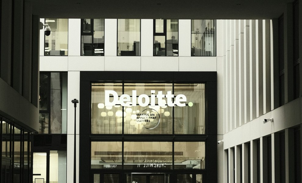 Deloitte: Αυξάνονται οι αναθεωρήσεις στοιχείων βιωσιμότητας στις εταιρείες του FTSE 100