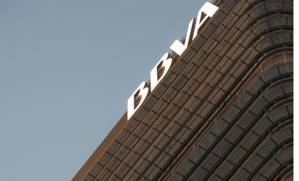 BBVA: Πράσινο χαρτοφυλάκιο €23,9 δισ. – 2,94 εκατ. τόνοι CO₂ αποφεύχθηκαν μέσω green bonds