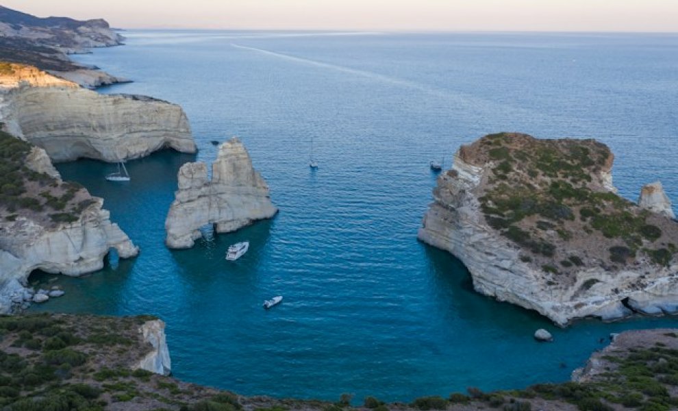 V Tourism: Συμβατή με το τότε ισχύον νομικό πλαίσιο η αδειοδότηση του Domes White Coast στη Μήλο